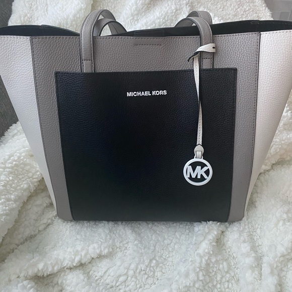 Michael Kors Handbags - Michael Kors Large Gemma Tote